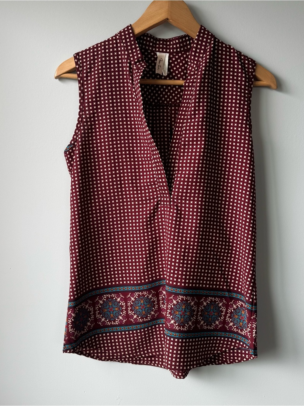 (S) Sleeveless V-Neck Burgundy Printed Camisole with Border Trim